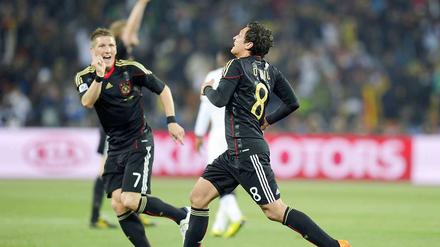 Zwei der Besten aus einer starken Mannschaft. Bastian Schweinsteiger (l.) und Mesut Özil sind im Rennen um den Titel des besten Spielers dieser WM.