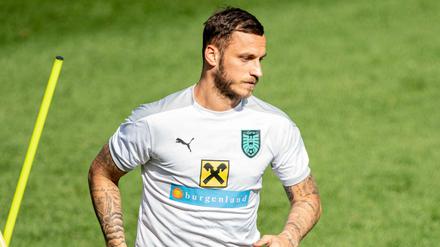 Der österreichische Nationalspieler Marko Arnautovic ist wegen Beleidigung eines Gegenspielers für ein Spiel bei der EM gesperrt worden. 