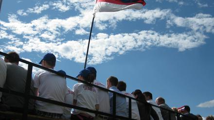 Unter sorbischer Flagge: Angehörige der slawischen Minderheit beim Spiel ihrer Nationalelf, der Wubranka.