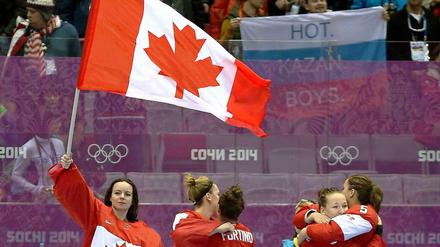 Jubel unterm Ahornblatt: Kanadas Eishockeyfrauen feiern den Sieg in der Verlängerung über die USA.
