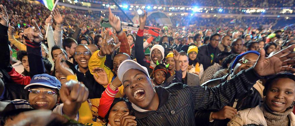 Bereits am Vortag gab es die Eröffnung vor der Eröffnung: Im Orlando-Stadion von Soweto tanzten die Fans schon am Donnerstag zur Musik von Shakira und anderen Stars.