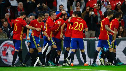 Die Spanier bejubeln das 2:2 im Wembleystadion.