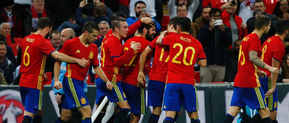 Die Spanier bejubeln das 2:2 im Wembleystadion.
