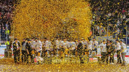 Nach dem Finalsieg feierten die Eisbären Berlin ausgiebig den Meistertitel.