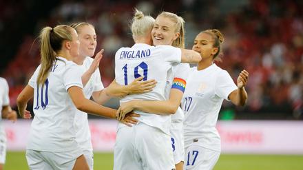 Die Frauenmannschaft aus England feiert nach einem Sieg beim Länderspiel in der Schweiz. 