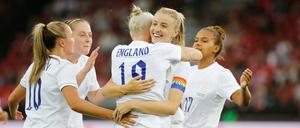 Die Frauenmannschaft aus England feiert nach einem Sieg beim Länderspiel in der Schweiz. 
