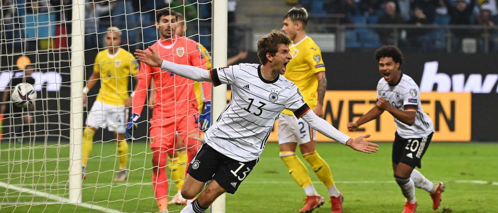 Thomas Müller war beim leidenschaftlich erschufteten 2:1 (0:1) der Fußball-Nationalmannschaft gegen Rumänien der gefeierte Matchwinner.