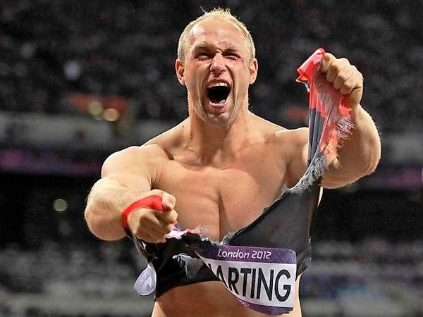 "Hulk" Harting: Nach dem gewinn der Goldmedaille bei Olympia 2012 in London zerreißt Robert Harting obligatorisch sein Trikot.