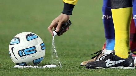 Auf die Linie gebracht. Der Vorstand der Deutschen Fußball Liga hat die Einführung des Freistoßsprays beschlossen. 