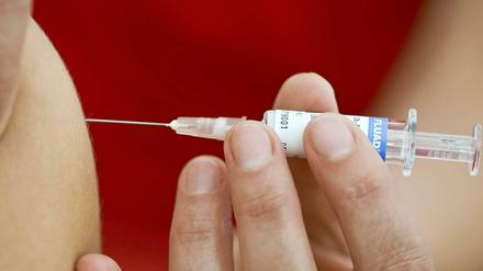 Mal sinnvoll, mal illegal: Die Spritze soll bei der Impfung vor Grippe schützen, den Sport muss der Staat dagegen vor Doping bewahren.