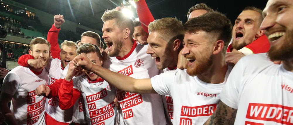 Kölns Simon Terodde (M) und seine Mannschaftskollegen feiern den Aufstieg in die Bundesliga. 