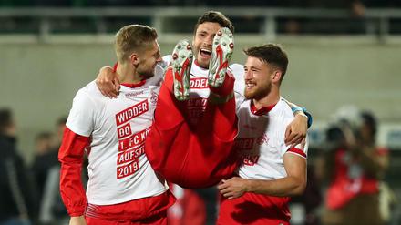 Mit beiden Beinen in die erste Liga. Kölns Lasse Sobiech, Jonas Hector und Salih Özcan (v. l. n. r.) feiern den Aufstieg.