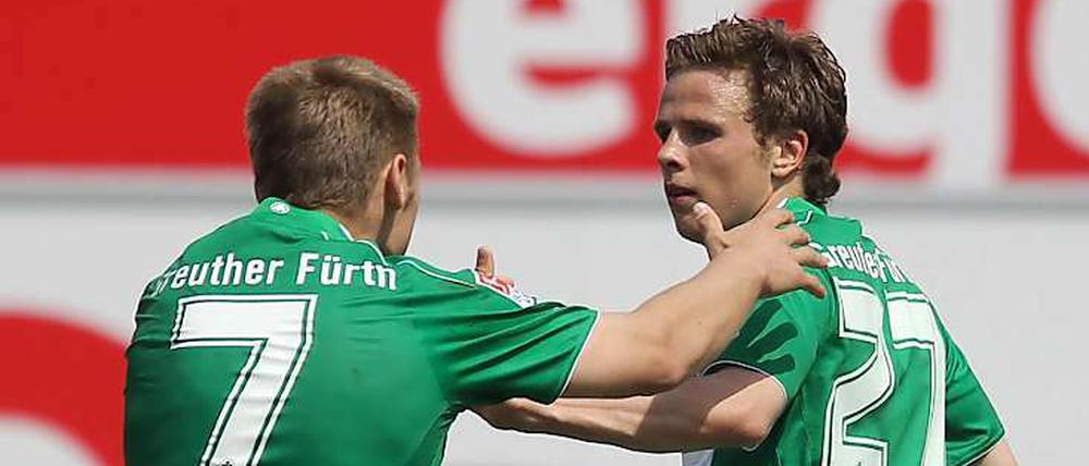 Kommst du mit in Liga Eins? Der Fürther Nicolai Müller (r.) jubelt mit seinem Kollegen Bernd Nehrig über seinen Treffer zum 1:0.