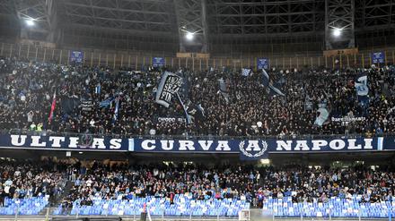 Neapel-Fans deckten die Union-Anhänger mit Pyrotechnik ein.