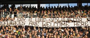 St Pauli-Fans halten ein Banner hoch: "Say it loud say it clear Refugees are welcome here." Der Hamburger Klub verzichtet neben dem FC Union Berlin auf die „Wir helfen“-Aktion für Flüchtlinge der Vereine der 1. und 2. Fußball-Liga. 