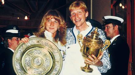Deutsches Traumpaar: Steffi Graf und Boris Becker strahlten 1989 mit ihren Siegertrophäen um die Wette. Becker holte danach in Wimbledon nie wieder den Titel, Graf gelang das immerhin noch fünfmal.