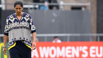 Steffi Jones will trotz des frühen Ausscheidens bei der EM als Bundestrainerin weitermachen.