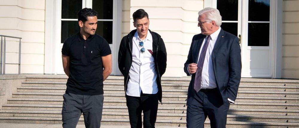 Bundespräsident Frank-Walter Steinmeier traf sich mit Ilkay Gündogan (l) und Mesut Özil.