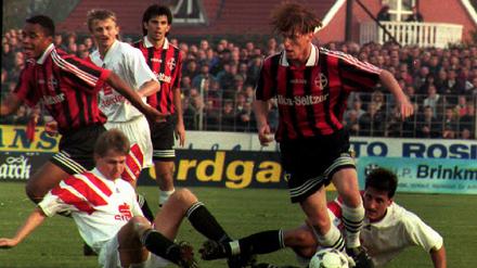 Andreas Neuendorf (dunkles Trikot, r.) gewann 1995 mit Leverkusen erst im Elfmeterschießen im Stendaler Stadion am Hölzchen. 