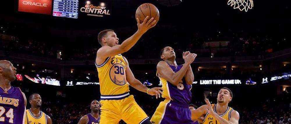 Bitte nicht stören. Curry und seine Warriors sind derzeit nicht zu stoppen. Die Lakers von Kobe Bryant (ganz links) gingen gegen Golden State völlig unter.