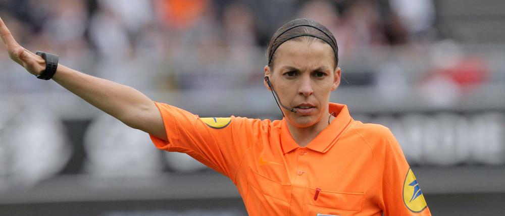 Mehr als eine Geste: Schiedsrichterin Stephanie Frappart wird das Supercup-Spiel der Männer leiten.