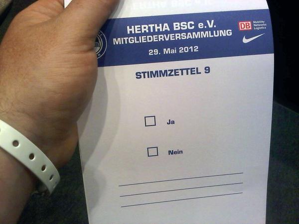 Stimmzettel bei der Hertha-Mitgliederversammlung