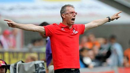 Jubel an der Seitenlinie. Kölns Trainer Peter Stöger feiert den Sieg seiner Mannschaft.