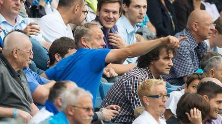 Tobt auch auf der Tribüne: Christian Streich (in blau) nach seinem Platzverweis gegen Hoffenheim.