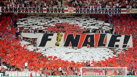 Die Fankurve des VfB Stuttgart hält einen Banner mit der Aufschrift "Finale" hoch.