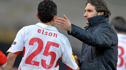Stuttgarts Trainer Bruno Labbadia tröstet seinen Spieler Elson. 