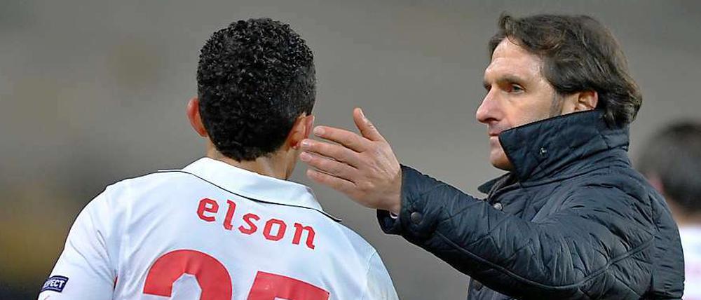 Stuttgarts Trainer Bruno Labbadia tröstet seinen Spieler Elson. 