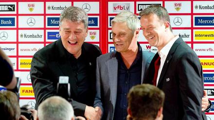 Der Meistertrainer kehrt zurück. Armin Veh (m.) wird als VfB-Trainer von Präsident Bernd Wahler (l.) und Sportvorstand Fredi Bobic (r.) vorgestellt.
