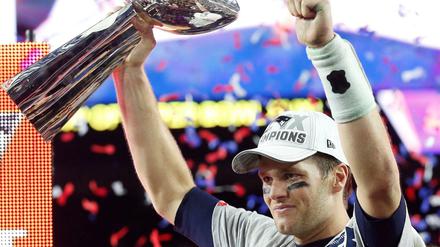 Tom Brady, Quarterback der New England Patriots, mit dem Siegerpokal des Super Bowl