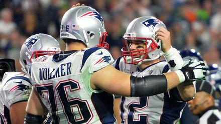 Sebastian Vollmer (links) feiert den Sieg seiner New England Patriots im Super Bowl mit einem Teamkameraden.