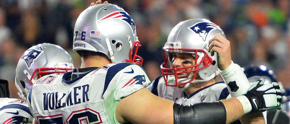 Sebastian Vollmer (links) feiert den Sieg seiner New England Patriots im Super Bowl mit einem Teamkameraden.