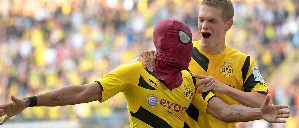 Borussia Dortmunds Aubameyang feiert sein Tor zum 2:0 mit einer Spiderman-Maske über dem Gesicht.