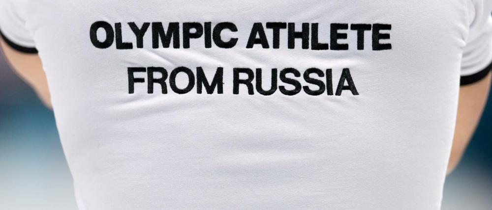 Ein russischer Athlet trägt den Schriftzug des Teams "Olympische Athleten aus Russland" (OAR) auf dem Rücken. 