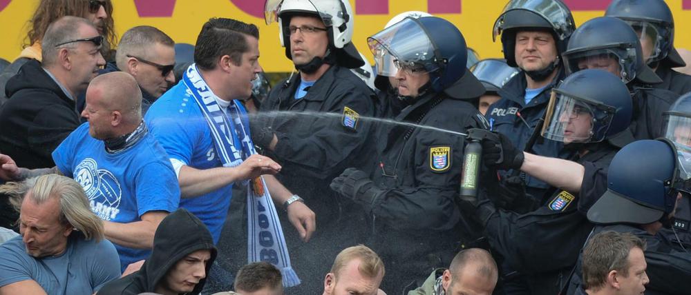Auseinandersetzungen zwischen Polizei und Zuschauern während der Schlussphase des Spiels. Frankfurt gewinnt mit 2:1-Toren. 