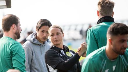 Inka Grings, Trainerin des SV Straelen, ist die erste Frau, die einen Trainerposten in der viertklassigen Regionalliga der Männer übernommen hat.
