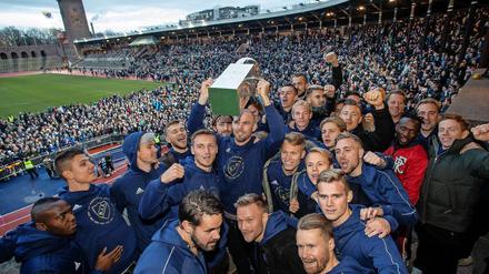 Meisterfeier auf Schwedisch. Djurgardens Spieler feiern den Titel im altehrwürdigen Olympiastadion von Stockholm.