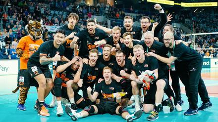 We are the Champions. Die BR Volleys feiern in Mannheim.