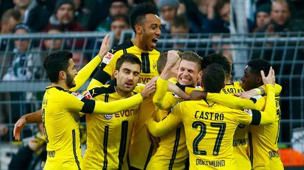 Faust in der Traube: Dortmunds Spieler feiern den Sieg über Gladbach.