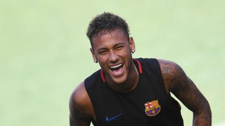 Neymars Ablösesumme wäre ein neuer Rekord und könnte gegen UEFA-Regeln verstoßen. 