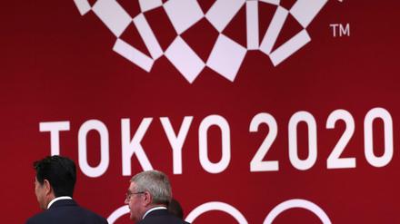 Traum von 2020. Doch die Wirklichkeit pocht auf 2021, das weiß Japans Premier Abe (l.), IOC-Präsident Bach (r.) noch nicht.