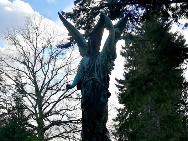 Himmlische Grüße: Die Statue des Auferstehungsengels ist das Zentrum des Alten Luisenstädtischen Friedhofs. Aber natürlich nur im geografischen Sinne. 