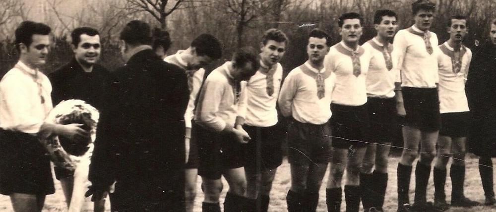Auf diesem Foto ist eine Mannschaft von Lichtenberg 47 aus den frühen 60er Jahren zu sehen. 