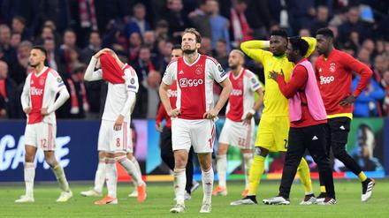 Die Spieler von Ajax können es nicht fassen. Ihre Europareise endete durch ein Gegentor in der Nachspielzeit. 