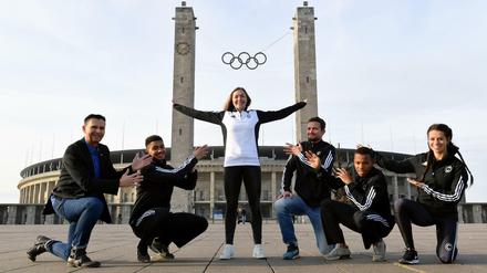 Gina Lückenkemper wurde von ihren neuen Vereinskollegen des SCC Berlin schon am Olympiastadion willkommen geheißen.