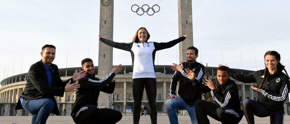 Gina Lückenkemper wurde von ihren neuen Vereinskollegen des SCC Berlin schon am Olympiastadion willkommen geheißen.