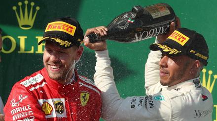 Nass gemacht. Lewis Hamilton (r.) führt im WM-Klassement vor Sebastian Vettel.